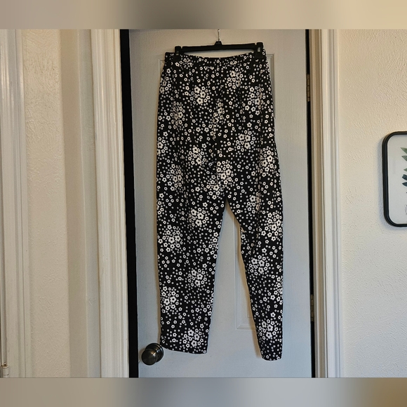 Michael Kors Wide Leg Black & White Floral Pants. Wore One Time. Size Medium - Picture 6 of 8